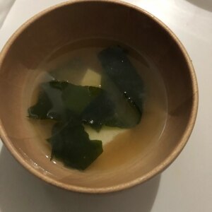 シンプルな豆腐とわかめのお味噌汁